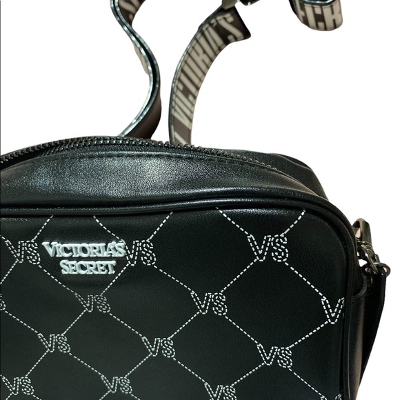Victoria Secret purse can wear around your waist or shoulder - Picture 2 of 10